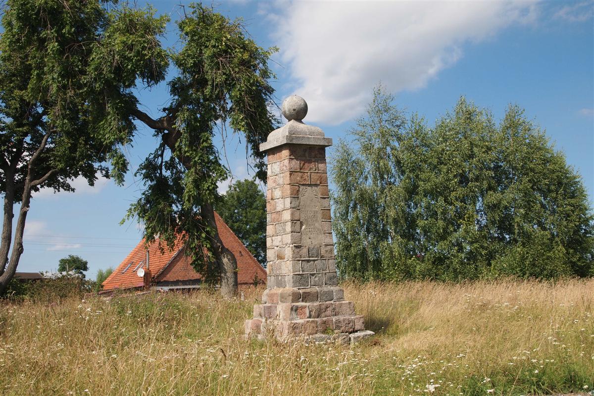 Pomnik w Różnowie z powojenną tablicą