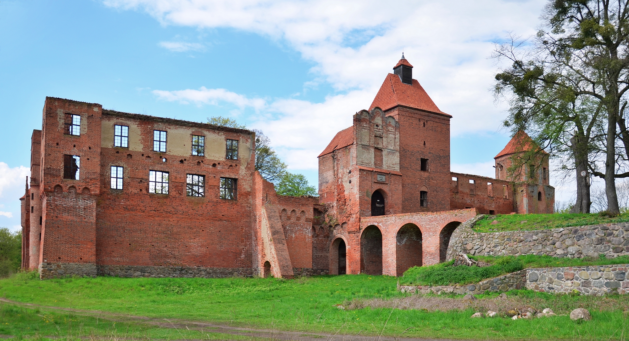 Dzisiejsze ruiny zamku w Szymbarku, pierzeja wschodnia