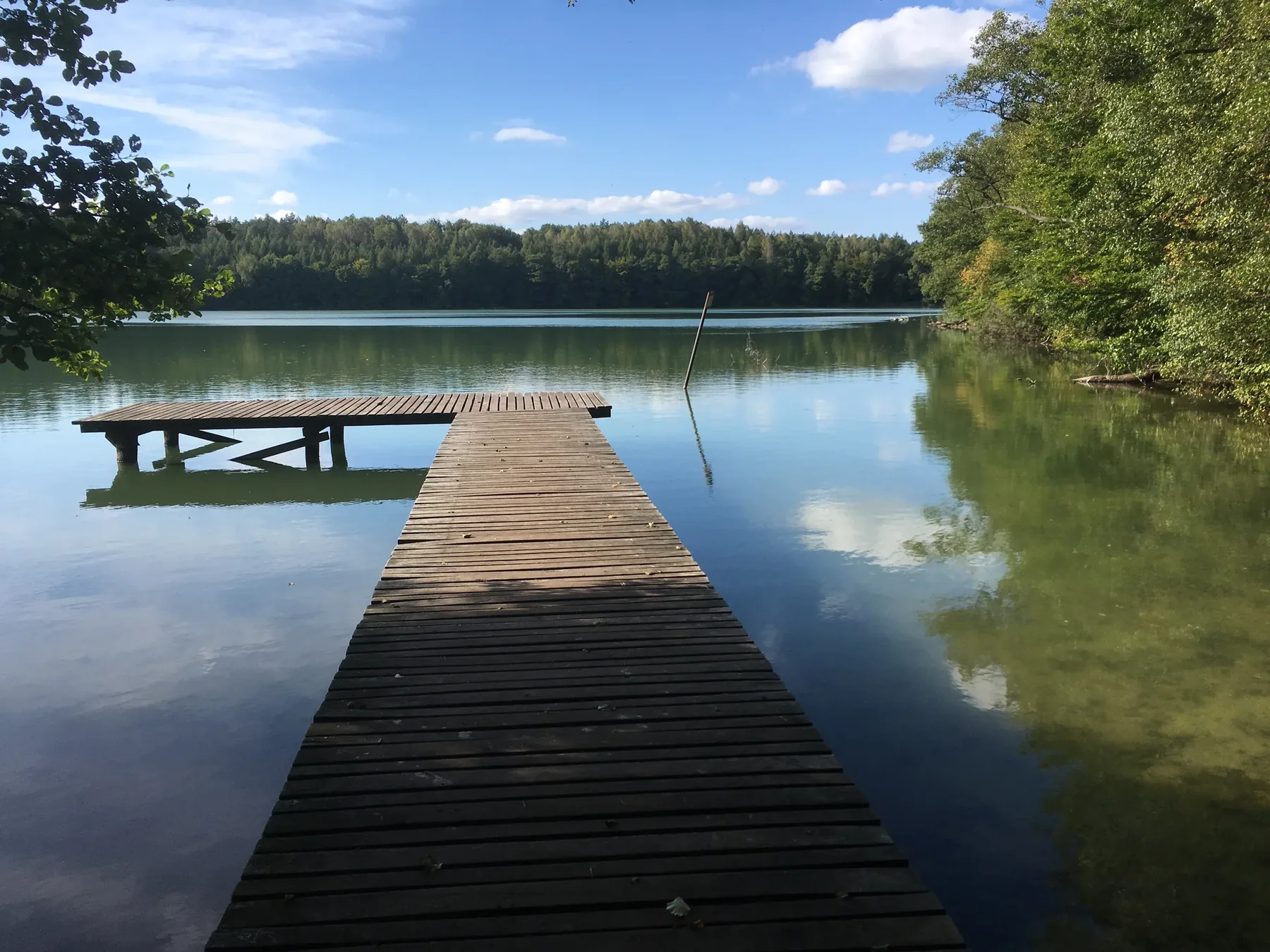 Jezioro Urowiec z pomostem
